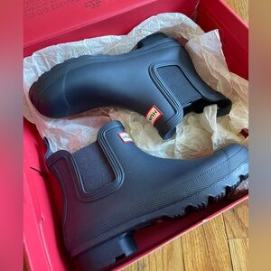 BRAND NEW: HUNTER Women’s Original Chelsea ankle rain boot.Size 6 Navy Blue